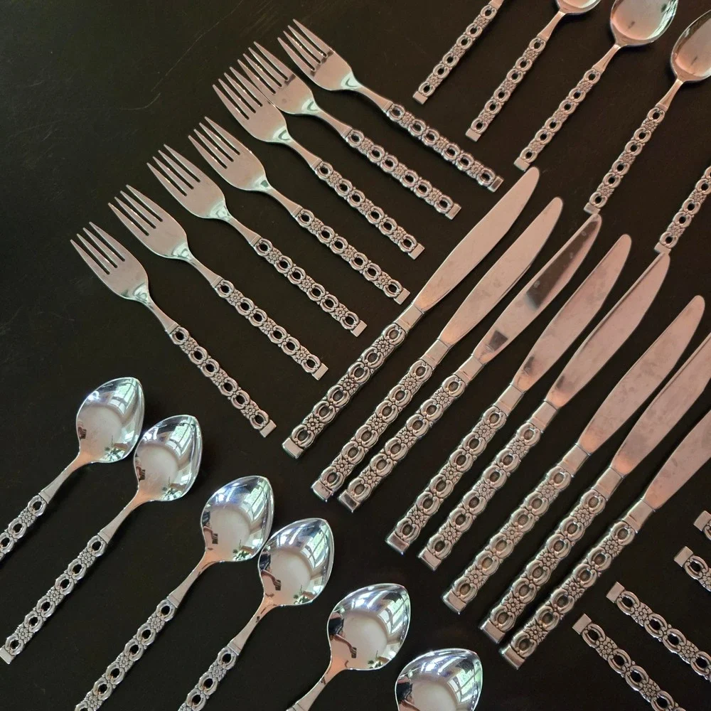 39Pc Oneida Deluxe Applique Stainless Flatware Set MCM Servings 7-8 Forks Spoons